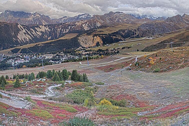 Birds-eye webcam view of conditions on the pistes above Courchevel 1650. The top station of the Ariondaz cable car is visible on the left-hand side of the shot.