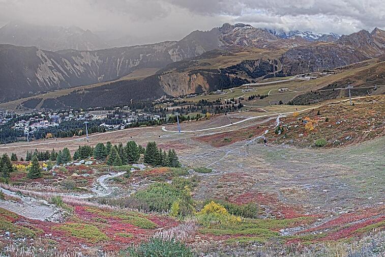 Birds-eye webcam view of conditions on the pistes above Courchevel 1650. The top station of the Ariondaz cable car is visible on the left-hand side of the shot.