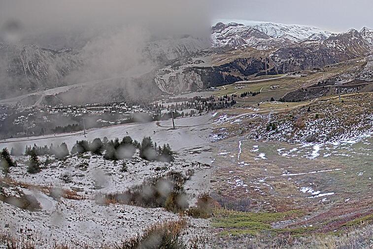 Birds-eye webcam view of conditions on the pistes above Courchevel 1650. The top station of the Ariondaz cable car is visible on the left-hand side of the shot.