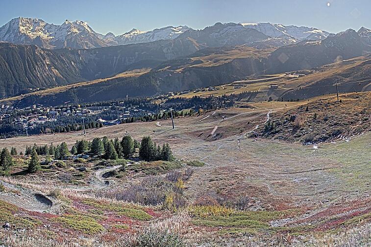 Birds-eye webcam view of conditions on the pistes above Courchevel 1650. The top station of the Ariondaz cable car is visible on the left-hand side of the shot.