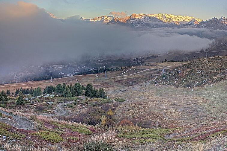 Birds-eye webcam view of conditions on the pistes above Courchevel 1650. The top station of the Ariondaz cable car is visible on the left-hand side of the shot.