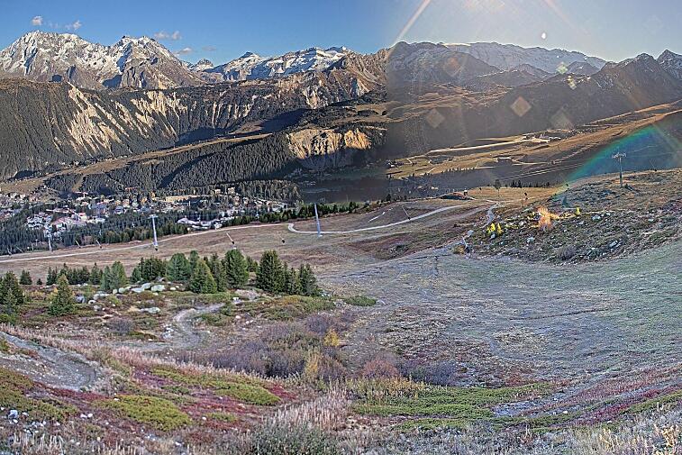 Birds-eye webcam view of conditions on the pistes above Courchevel 1650. The top station of the Ariondaz cable car is visible on the left-hand side of the shot.