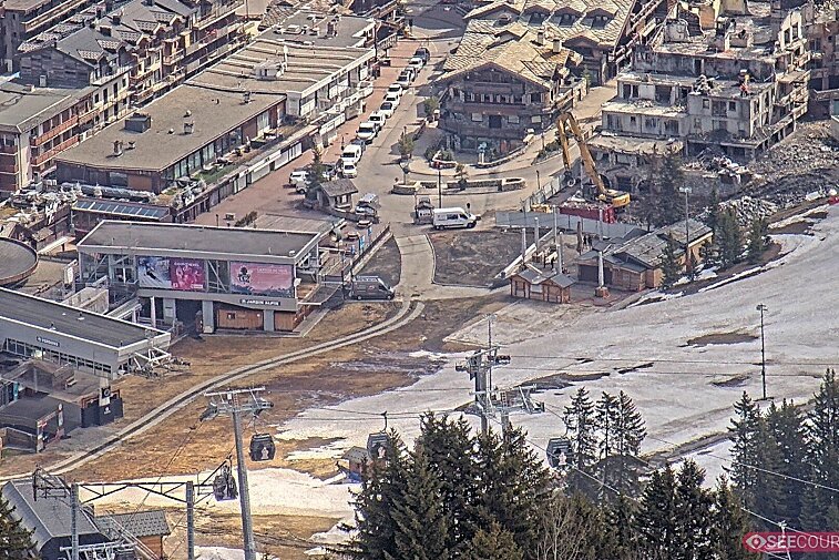 Webcam view zoomed into the very centre of Courchevel with the Tourist Office in the middle and the church in the background