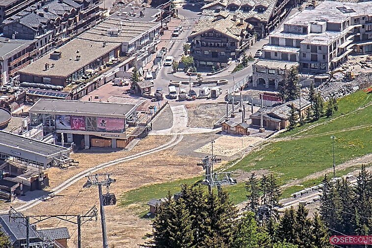 Webcam view zoomed into the very centre of Courchevel with the Tourist Office in the middle and the church in the background