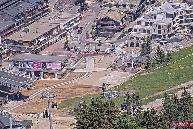 Webcam view zoomed into the very centre of Courchevel with the Tourist Office in the middle and the church in the background