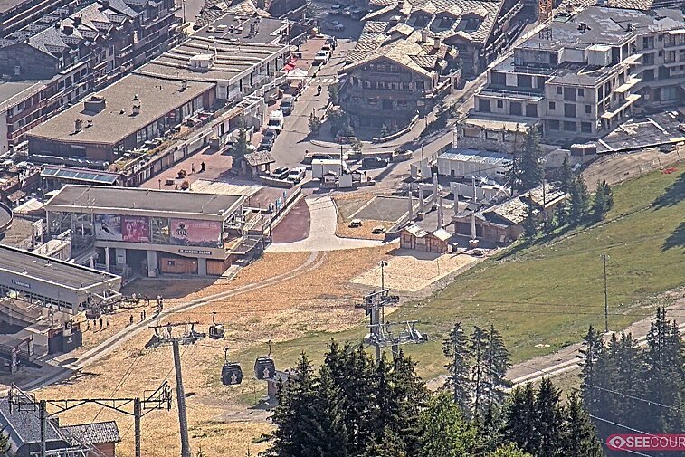 Webcam view zoomed into the very centre of Courchevel with the Tourist Office in the middle and the church in the background
