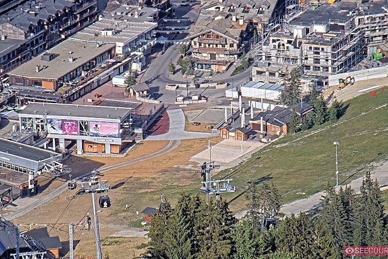 Webcam view zoomed into the very centre of Courchevel with the Tourist Office in the middle and the church in the background