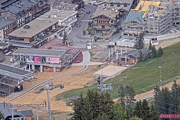 Webcam view zoomed into the very centre of Courchevel with the Tourist Office in the middle and the church in the background