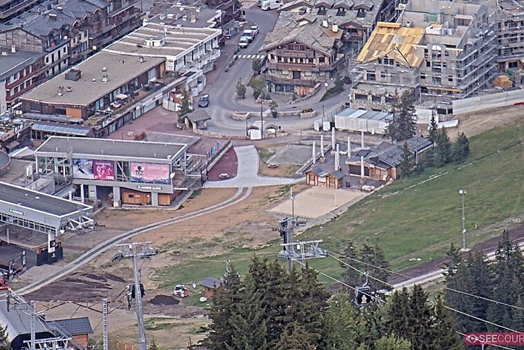 Webcam view zoomed into the very centre of Courchevel with the Tourist Office in the middle and the church in the background