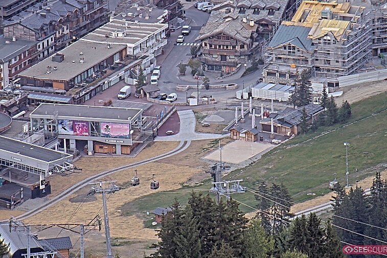 Webcam view zoomed into the very centre of Courchevel with the Tourist Office in the middle and the church in the background