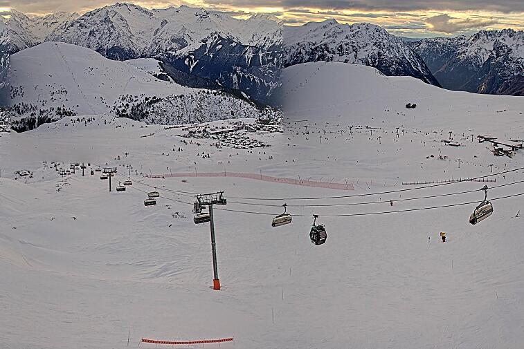 Webcam view of the whole of the Marmottes 2300m ski area and piste-front in the foreground, and the main gondola the Grand Rousses is on the far right along with La Folie Douce restaurant terrace