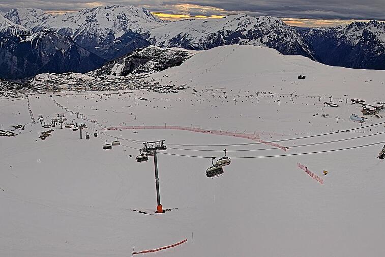 Webcam view of the whole of the Marmottes 2300m ski area and piste-front in the foreground, and the main gondola the Grand Rousses is on the far right along with La Folie Douce restaurant terrace