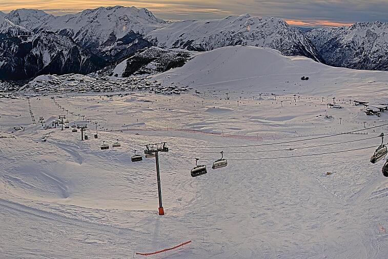 Webcam view of the whole of the Marmottes 2300m ski area and piste-front in the foreground, and the main gondola the Grand Rousses is on the far right along with La Folie Douce restaurant terrace