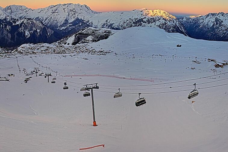Webcam view of the whole of the Marmottes 2300m ski area and piste-front in the foreground, and the main gondola the Grand Rousses is on the far right along with La Folie Douce restaurant terrace