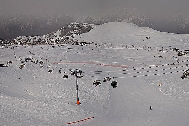 Webcam view of the whole of the Marmottes 2300m ski area and piste-front in the foreground, and the main gondola the Grand Rousses is on the far right along with La Folie Douce restaurant terrace
