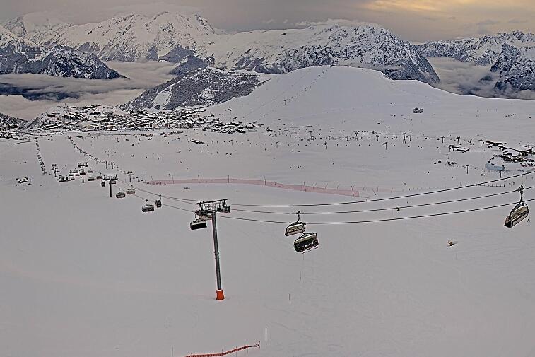 Webcam view of the whole of the Marmottes 2300m ski area and piste-front in the foreground, and the main gondola the Grand Rousses is on the far right along with La Folie Douce restaurant terrace