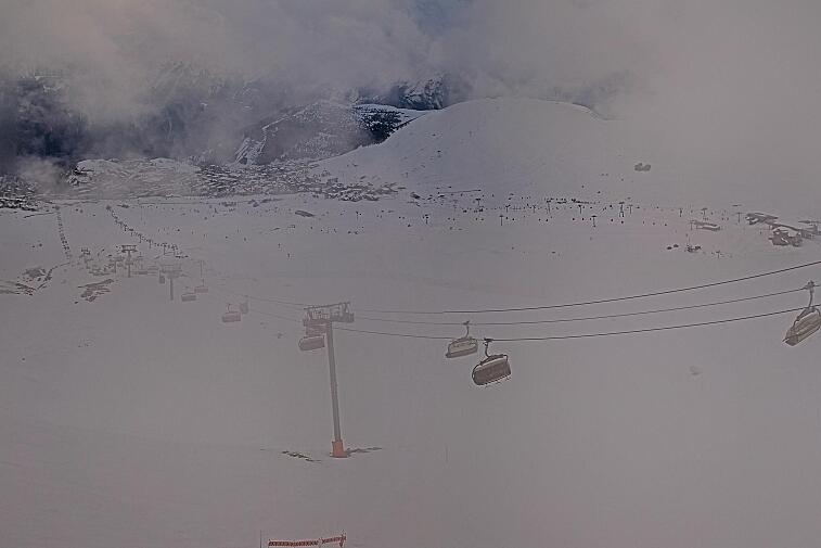 Webcam view of the whole of the Marmottes 2300m ski area and piste-front in the foreground, and the main gondola the Grand Rousses is on the far right along with La Folie Douce restaurant terrace