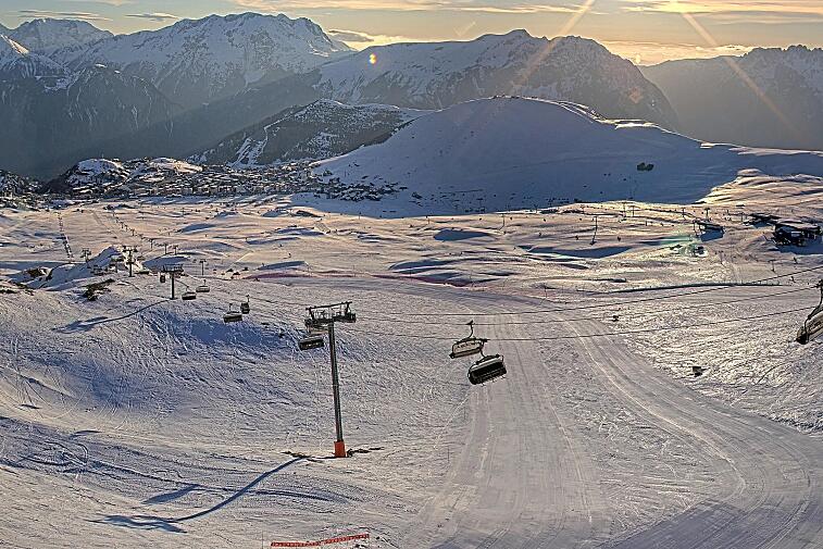 Webcam view of the whole of the Marmottes 2300m ski area and piste-front in the foreground, and the main gondola the Grand Rousses is on the far right along with La Folie Douce restaurant terrace