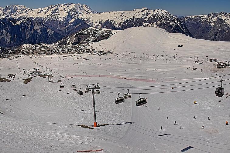 Webcam view of the whole of the Marmottes 2300m ski area and piste-front in the foreground, and the main gondola the Grand Rousses is on the far right along with La Folie Douce restaurant terrace