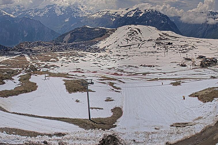 Webcam view of the whole of the Marmottes 2300m ski area and piste-front in the foreground, and the main gondola the Grand Rousses is on the far right along with La Folie Douce restaurant terrace