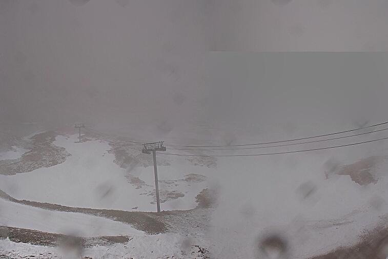 Webcam view of the whole of the Marmottes 2300m ski area and piste-front in the foreground, and the main gondola the Grand Rousses is on the far right along with La Folie Douce restaurant terrace