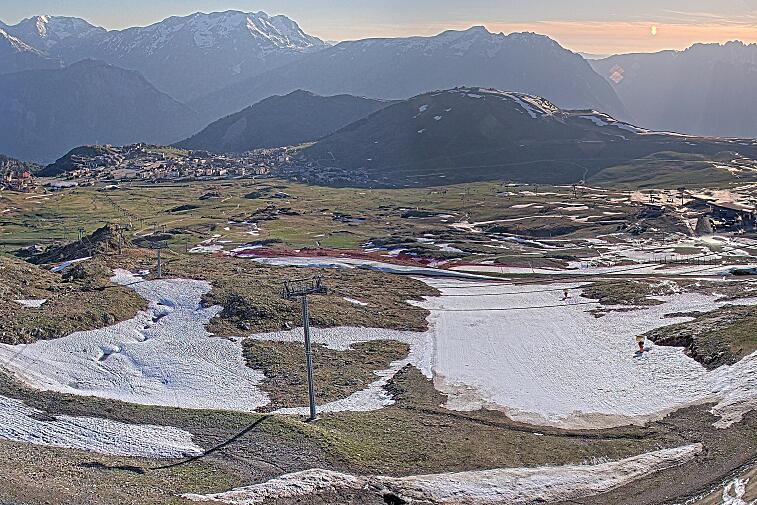 Webcam view of the whole of the Marmottes 2300m ski area and piste-front in the foreground, and the main gondola the Grand Rousses is on the far right along with La Folie Douce restaurant terrace