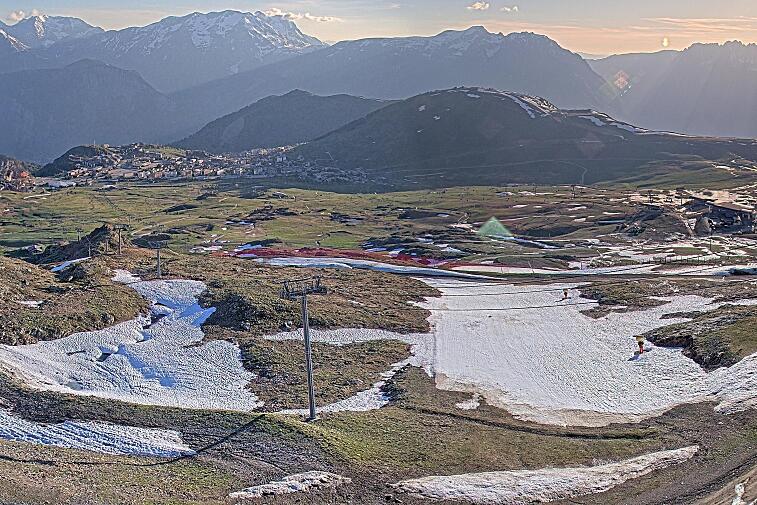 Webcam view of the whole of the Marmottes 2300m ski area and piste-front in the foreground, and the main gondola the Grand Rousses is on the far right along with La Folie Douce restaurant terrace