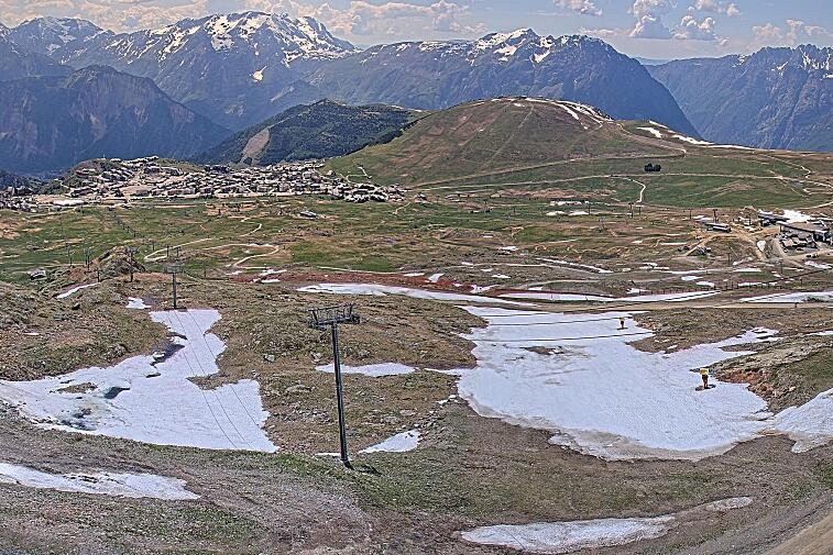 Webcam view of the whole of the Marmottes 2300m ski area and piste-front in the foreground, and the main gondola the Grand Rousses is on the far right along with La Folie Douce restaurant terrace
