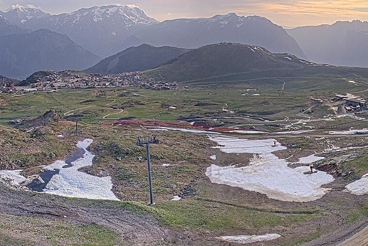 Webcam view of the whole of the Marmottes 2300m ski area and piste-front in the foreground, and the main gondola the Grand Rousses is on the far right along with La Folie Douce restaurant terrace