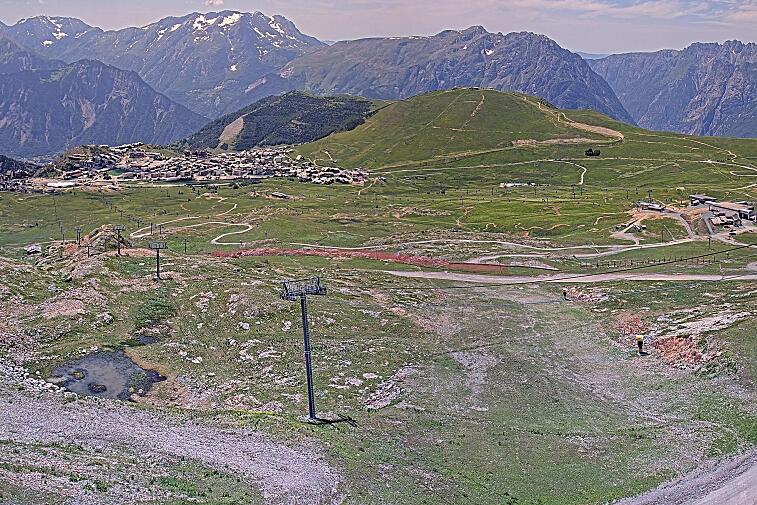 Webcam view of the whole of the Marmottes 2300m ski area and piste-front in the foreground, and the main gondola the Grand Rousses is on the far right along with La Folie Douce restaurant terrace