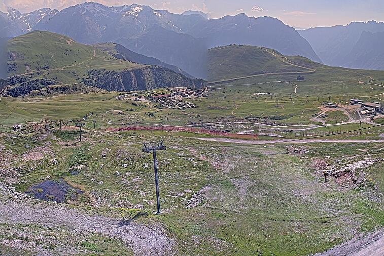 Webcam view of the whole of the Marmottes 2300m ski area and piste-front in the foreground, and the main gondola the Grand Rousses is on the far right along with La Folie Douce restaurant terrace
