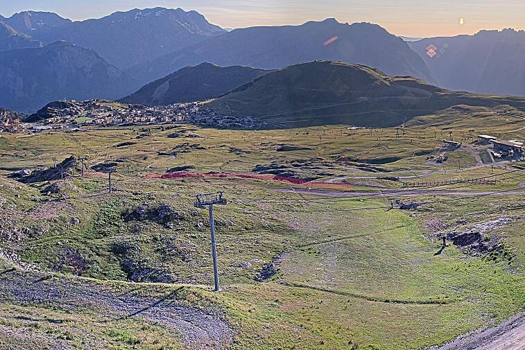 Webcam view of the whole of the Marmottes 2300m ski area and piste-front in the foreground, and the main gondola the Grand Rousses is on the far right along with La Folie Douce restaurant terrace