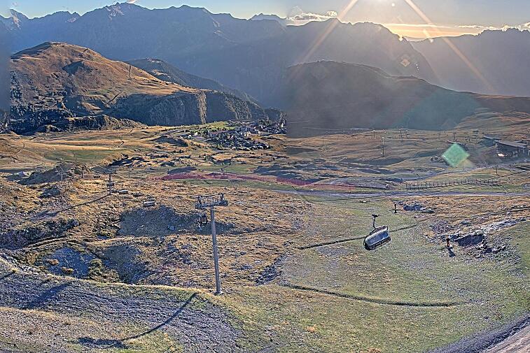 Webcam view of the whole of the Marmottes 2300m ski area and piste-front in the foreground, and the main gondola the Grand Rousses is on the far right along with La Folie Douce restaurant terrace