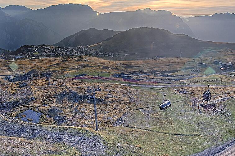 Webcam view of the whole of the Marmottes 2300m ski area and piste-front in the foreground, and the main gondola the Grand Rousses is on the far right along with La Folie Douce restaurant terrace