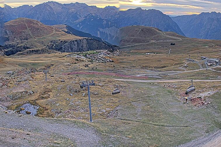 Webcam view of the whole of the Marmottes 2300m ski area and piste-front in the foreground, and the main gondola the Grand Rousses is on the far right along with La Folie Douce restaurant terrace