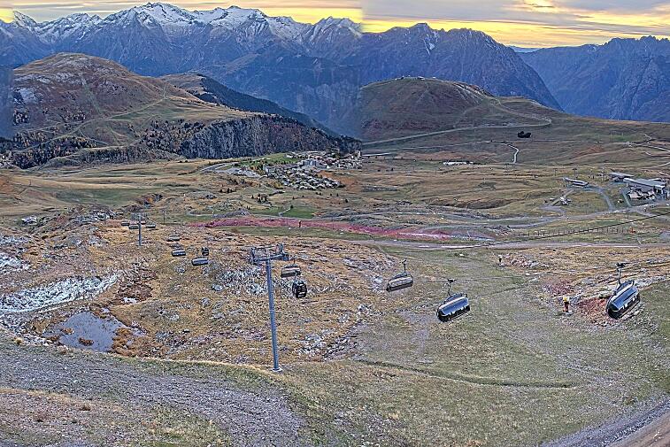 Webcam view of the whole of the Marmottes 2300m ski area and piste-front in the foreground, and the main gondola the Grand Rousses is on the far right along with La Folie Douce restaurant terrace