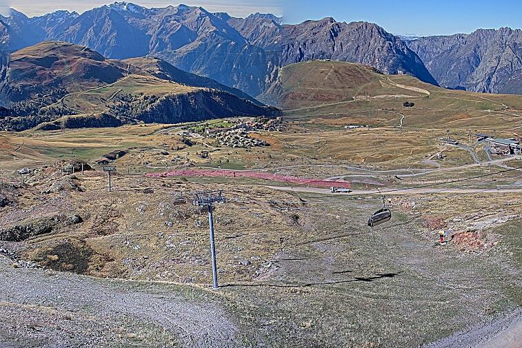 Webcam view of the whole of the Marmottes 2300m ski area and piste-front in the foreground, and the main gondola the Grand Rousses is on the far right along with La Folie Douce restaurant terrace