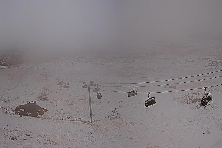 Webcam view of the whole of the Marmottes 2300m ski area and piste-front in the foreground, and the main gondola the Grand Rousses is on the far right along with La Folie Douce restaurant terrace