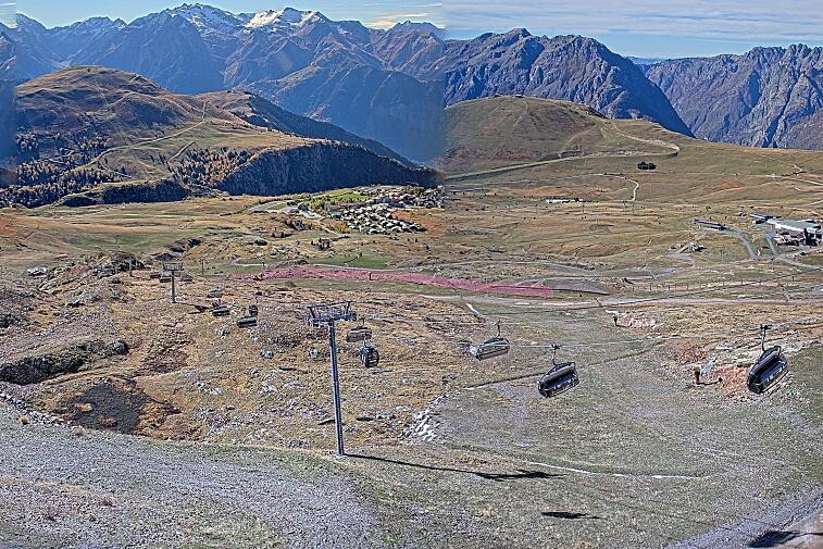 Webcam view of the whole of the Marmottes 2300m ski area and piste-front in the foreground, and the main gondola the Grand Rousses is on the far right along with La Folie Douce restaurant terrace