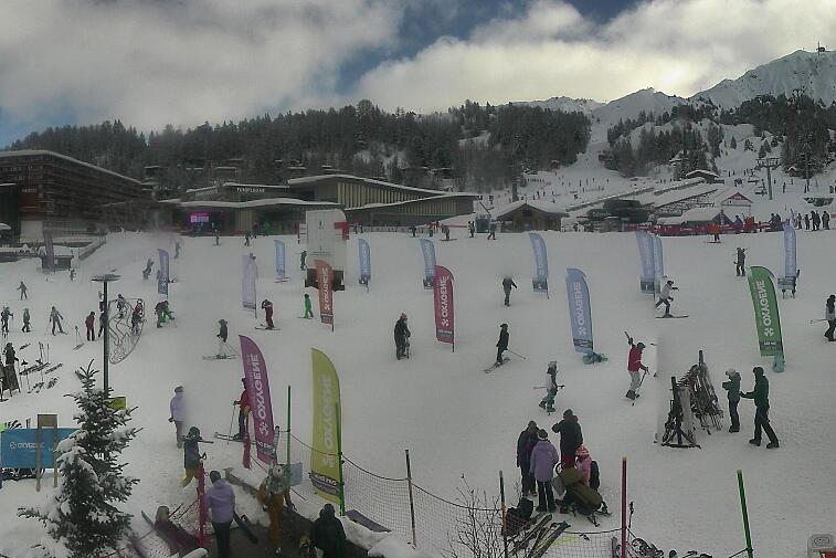 Webcam view across La Plagne centre piste-front. On the left you'll be able to see local ski schools giving lessons. The peak in the middle is La Grande Rochette. On the right is the Stade piste.