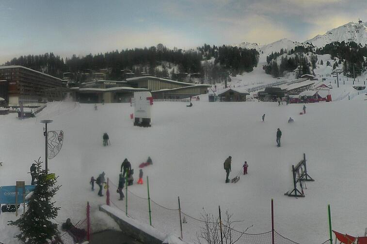 Webcam view across La Plagne centre piste-front. On the left you'll be able to see local ski schools giving lessons. The peak in the middle is La Grande Rochette. On the right is the Stade piste.