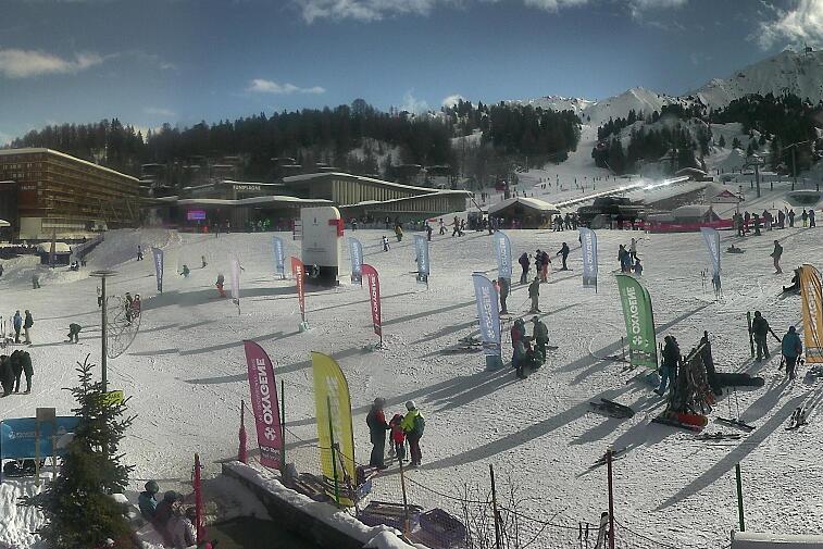 Webcam view across La Plagne centre piste-front. On the left you'll be able to see local ski schools giving lessons. The peak in the middle is La Grande Rochette. On the right is the Stade piste.