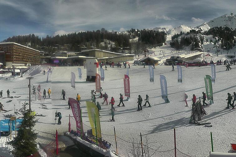 Webcam view across La Plagne centre piste-front. On the left you'll be able to see local ski schools giving lessons. The peak in the middle is La Grande Rochette. On the right is the Stade piste.