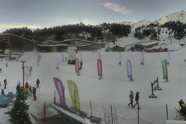 Webcam view across La Plagne centre piste-front. On the left you'll be able to see local ski schools giving lessons. The peak in the middle is La Grande Rochette. On the right is the Stade piste.