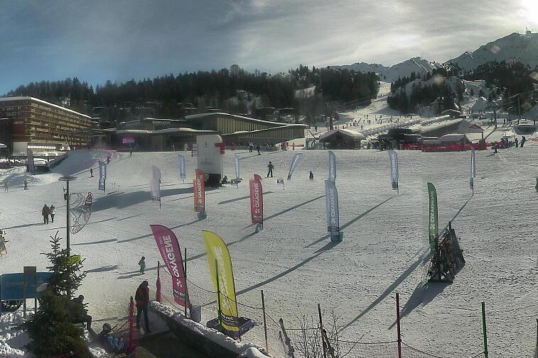 Webcam view across La Plagne centre piste-front. On the left you'll be able to see local ski schools giving lessons. The peak in the middle is La Grande Rochette. On the right is the Stade piste.