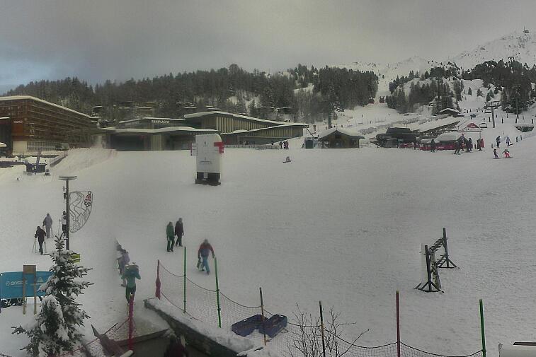 Webcam view across La Plagne centre piste-front. On the left you'll be able to see local ski schools giving lessons. The peak in the middle is La Grande Rochette. On the right is the Stade piste.