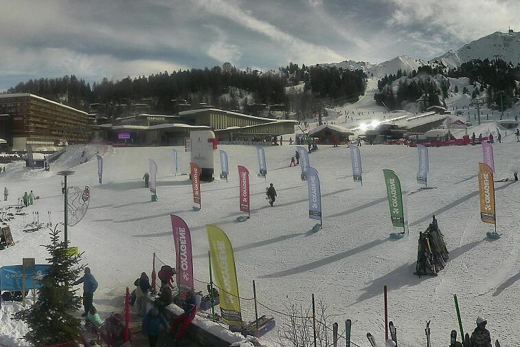 Webcam view across La Plagne centre piste-front. On the left you'll be able to see local ski schools giving lessons. The peak in the middle is La Grande Rochette. On the right is the Stade piste.