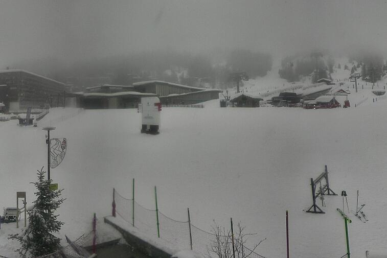Webcam view across La Plagne centre piste-front. On the left you'll be able to see local ski schools giving lessons. The peak in the middle is La Grande Rochette. On the right is the Stade piste.