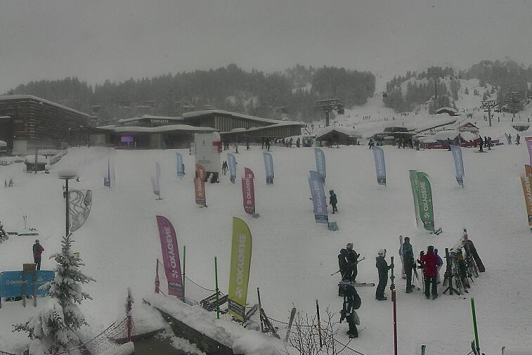 Webcam view across La Plagne centre piste-front. On the left you'll be able to see local ski schools giving lessons. The peak in the middle is La Grande Rochette. On the right is the Stade piste.