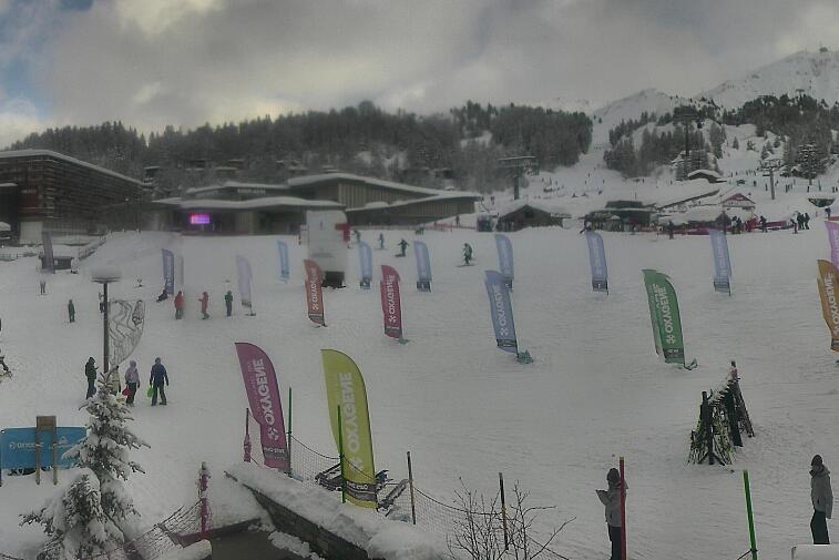 Webcam view across La Plagne centre piste-front. On the left you'll be able to see local ski schools giving lessons. The peak in the middle is La Grande Rochette. On the right is the Stade piste.